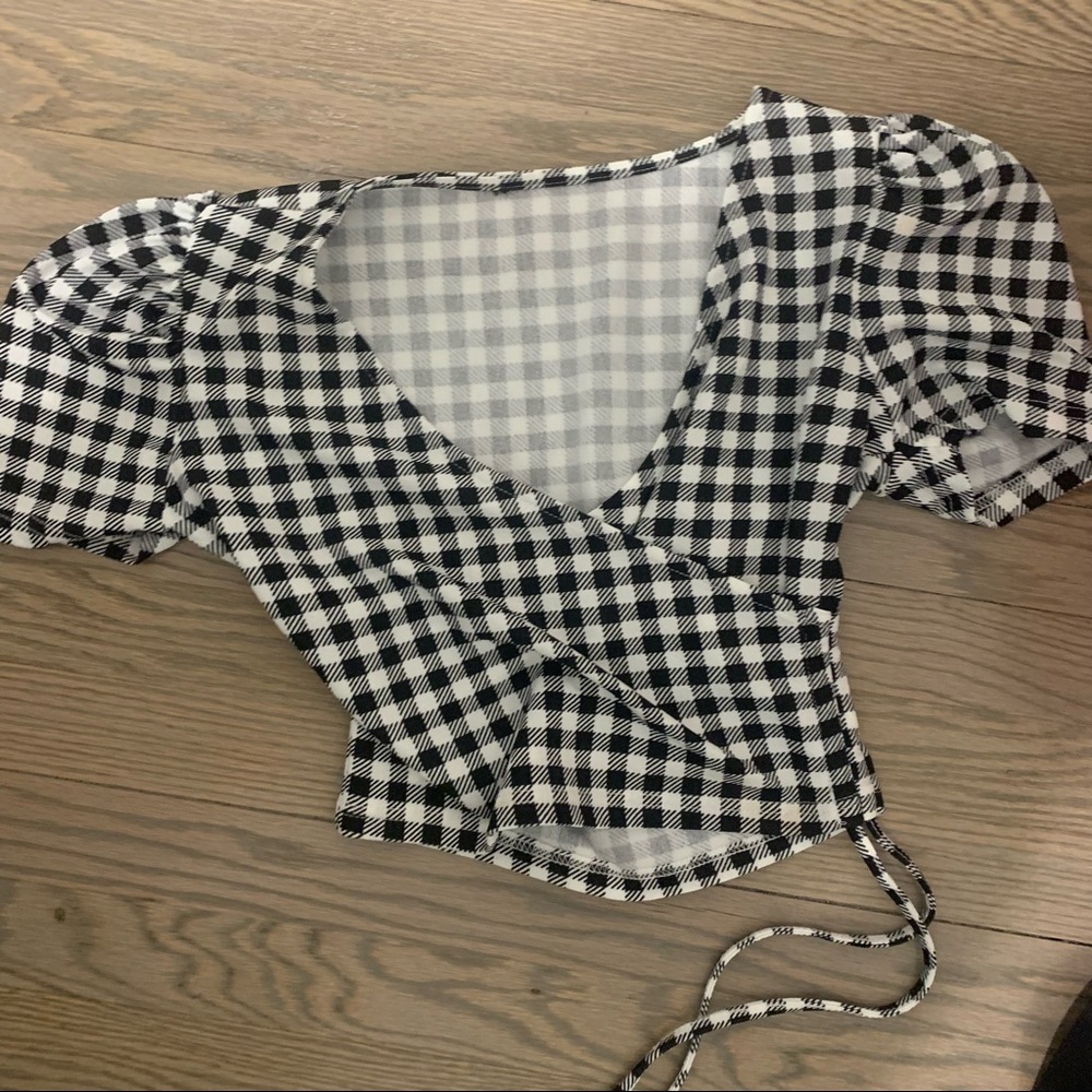 Small plaid black and white crop top with puffy sleeves